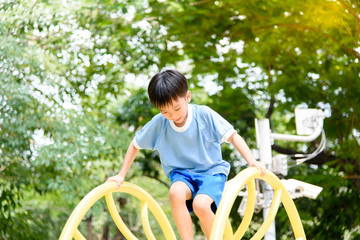 Obraz premium Boy climb the yellow bar.