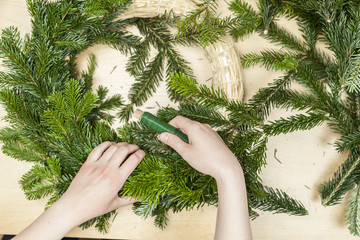 Adventskranz basteln (7. Schritt).