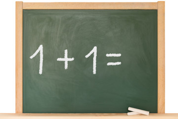 eins plus eins steht auf eine Tafel geschrieben