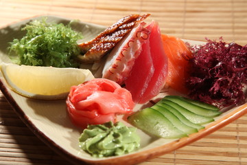 the sashimi with seaweed and lemon