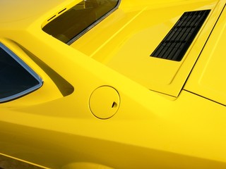 Ikonografisches Design und Styling eines Sportwagen der Siebziger Jahre in Form eines italienischen Coupé in Gelb in Lage bei Detmold in Ostwestfalen-Lippe - obrazy, fototapety, plakaty