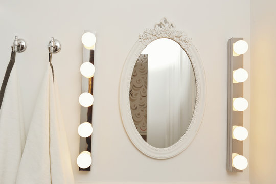 miroir de salle de bain ovale avec éclairages ampoules