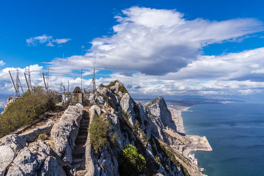 Am Gipfel des Gibraltarfelsen mit Blick auf die Ostseite und das Mittelmeer