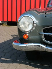 Runder Scheinwerfer einer grauen deutschen Cabriolet Legende der Fünfzigerjahre im Oldtimer-Park...