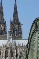 K&ouml;lner Wahrzeichen / Blick von Osten auf Dom und Hohenzollernbr&uuml;cke der Rheinmetropole