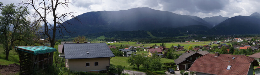 Fototapeta na wymiar Landschaft - Panorama - Regenwolken