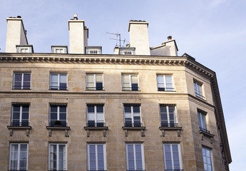 Fototapeta na wymiar Building on a background of blue sky in Paris