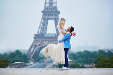 Obraz premium Just married couple in Paris, France