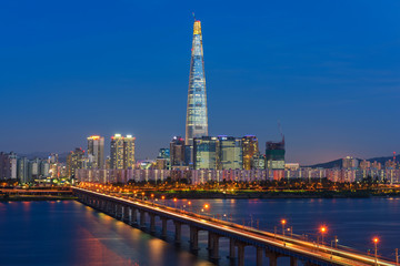 Obraz premium Seoul Subway and Seoul City Skyline at Han river Seoul, South ko
