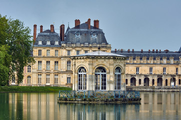 Fototapeta na wymiar Park, pond and the palace of Fontainebleau in France.