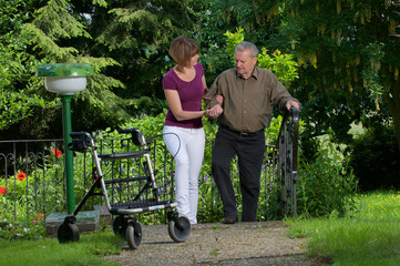 Senior mit Rollator und Pflegekraft