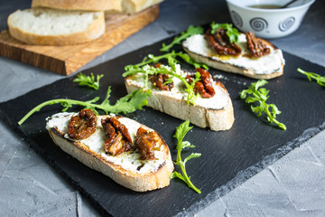Sandwich with curd cheese and dried tomatoes.