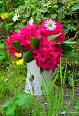 Rhododendron Blumenstrauß in einer weißen Blechkanne