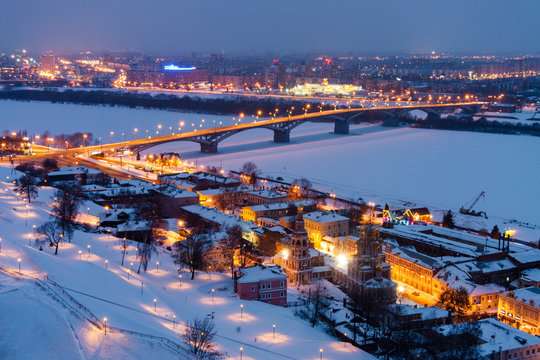 Winter Kanavinsky bridge and embankment Fedorovsky in Nizhny Novgorod .