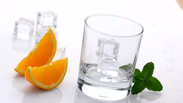 versare succo di arancia - sfondo bianco - slow motion