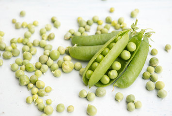 Fototapeta na wymiar Fresh green peas in pods 