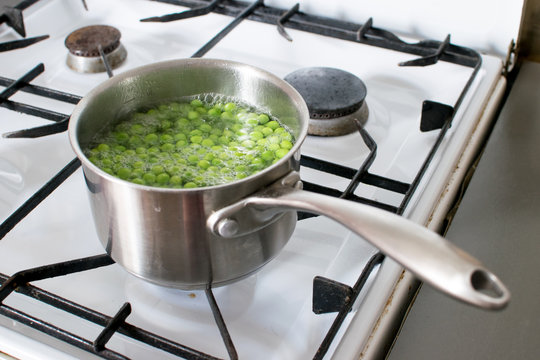 Casserole de petits pois en train de bouillir sur une gazini&egrave;re retro