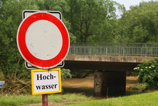 Hochwasser - Absperrschild