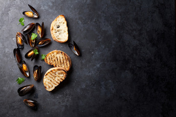 Mussels and bread toasts