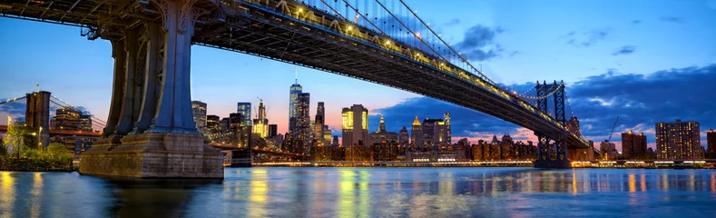 Poster Manhattan Bridge panorama met skyline en Brooklyn Bridge in de schemering, New York © Oleksandr Dibrova