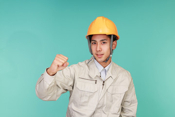 ガッツポーズの労働者