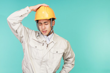 疲れた表情の労働者