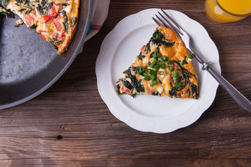 Frittata with spinach, tomatoes and cheese