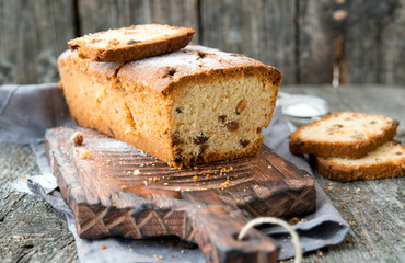 Vanilla cake with raisin
