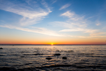Obraz premium Bright sky and water at sunset