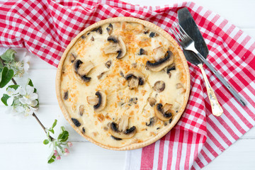 Open chicken pie and mushrooms
