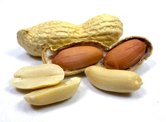 Erdnüsse Erdnuss isoliert freigestellt auf weißen Hintergrund, Freisteller