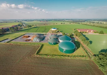 Foto auf Acrylglas Luftbild Biogasanlage am Morgen aus der Vogelperspektive, Luftbild