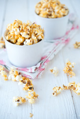 Popcorn with caramel
