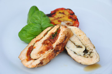 Gegrilltes Hühnerfleisch mit Polenta und Paprika direkt vom Grill 