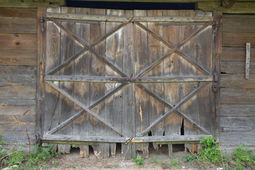 Naklejka premium Wooden gate of an old barn