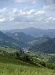 Mountains Pieniny in Slovakia and Poland © luzkovyvagon.cz
