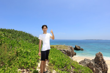 南国の美しいビーチで寛ぐ男性