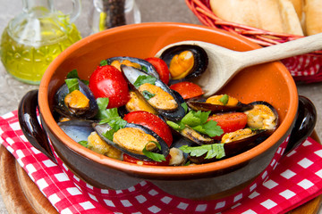 Fototapeta na wymiar Plate of fresh mussels with tomatoes