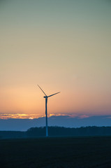 Obraz premium The image of windmill, sunset, energy