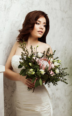 Красивая молодая невеста 