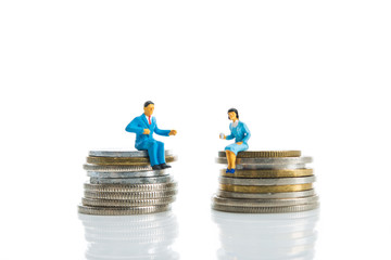 ミニチュア 硬貨の上に座っている男女