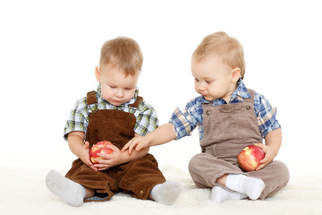 Fototapeta na wymiar Small children with apples.