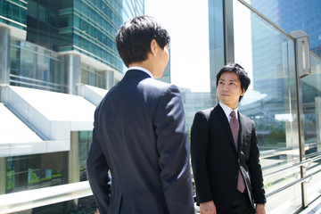 Fototapeta premium 屋外のビジネスマン