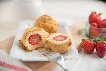 Erdbeerknödel mit Butterbrösel 