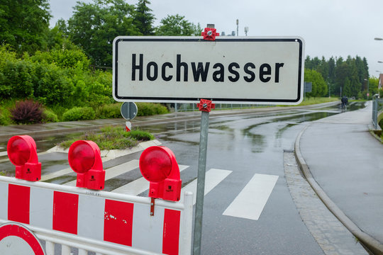 Hochwasser - gesperrte Stra&szlig;e