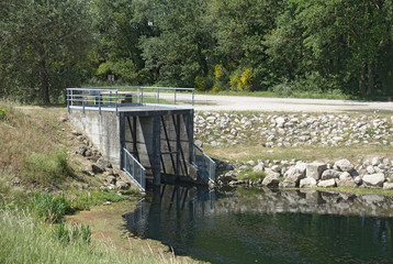 petit barrage sur le canal