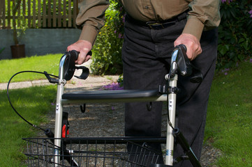 Senior mit Rollator
