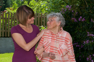 Betreuerin mit Seniorin