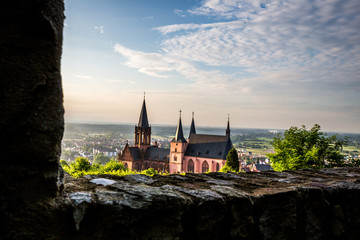 Blick auf die Katharinenkiche in Oppenheim von der Burg Landskron aus