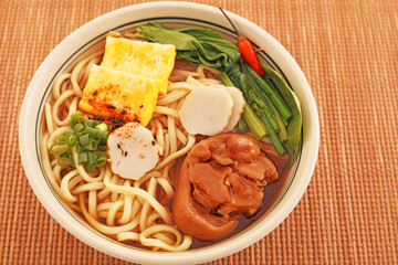 沖縄伝統の豚足テビチそば